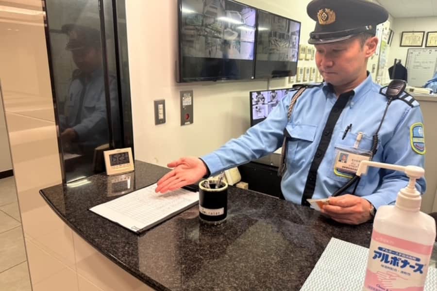 窓口でお客様の対応をしている画像