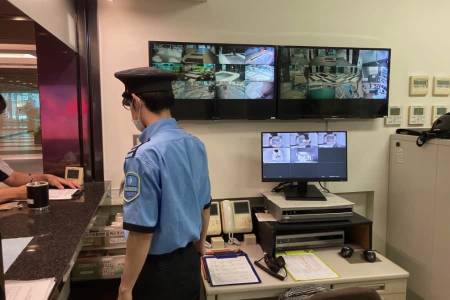 窓口でお客様の対応をしている画像